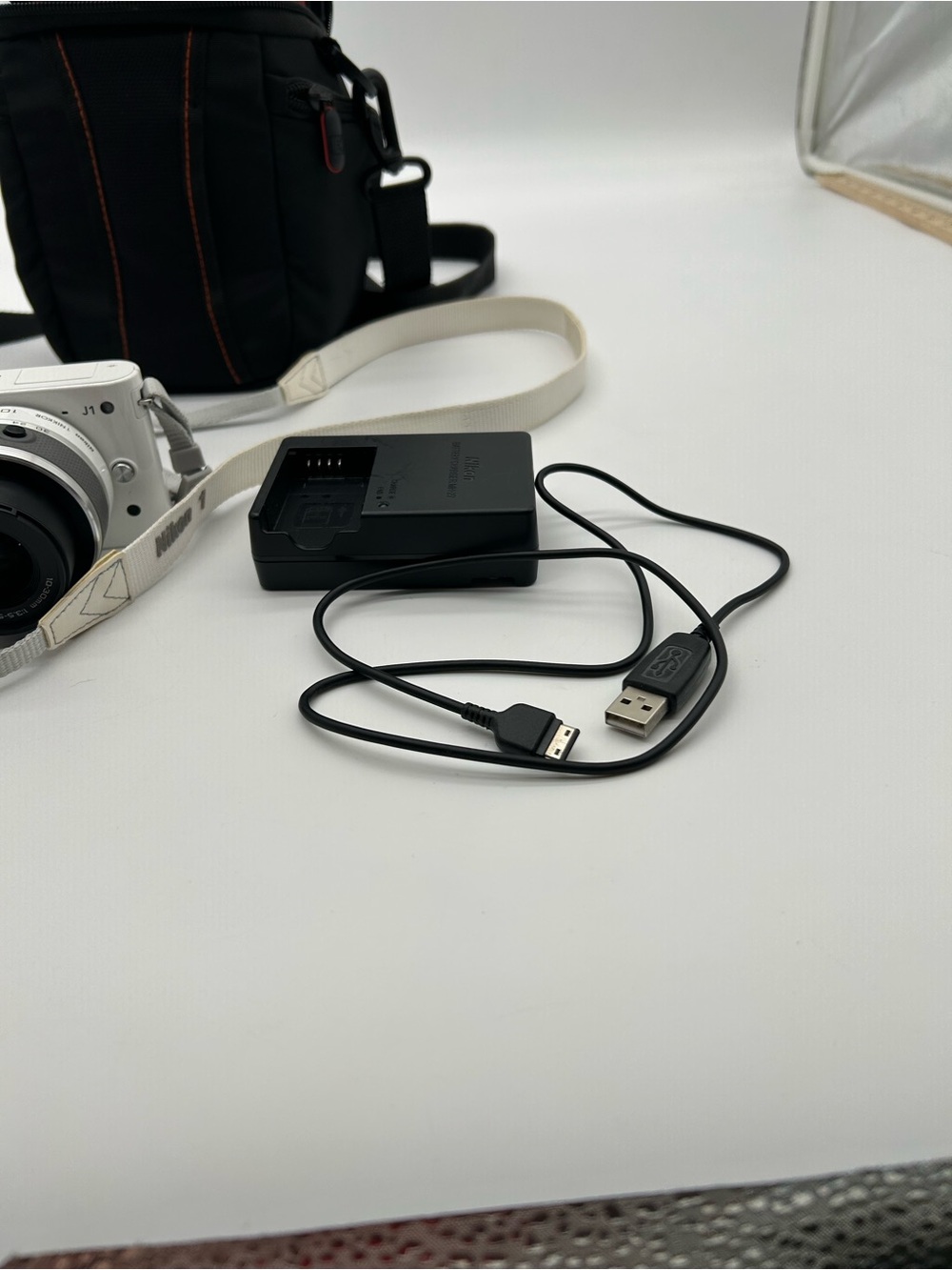 Nikon White J1 Mirrorless Camera with 10-30mm Lens - Picture 9 of 12